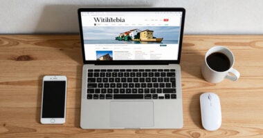 Explore Wikipedia Like a Windows XP Desktop