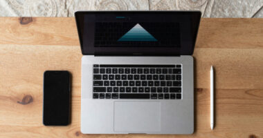 The pyramid cracks. What agentic AI does to the consulting leverage model.